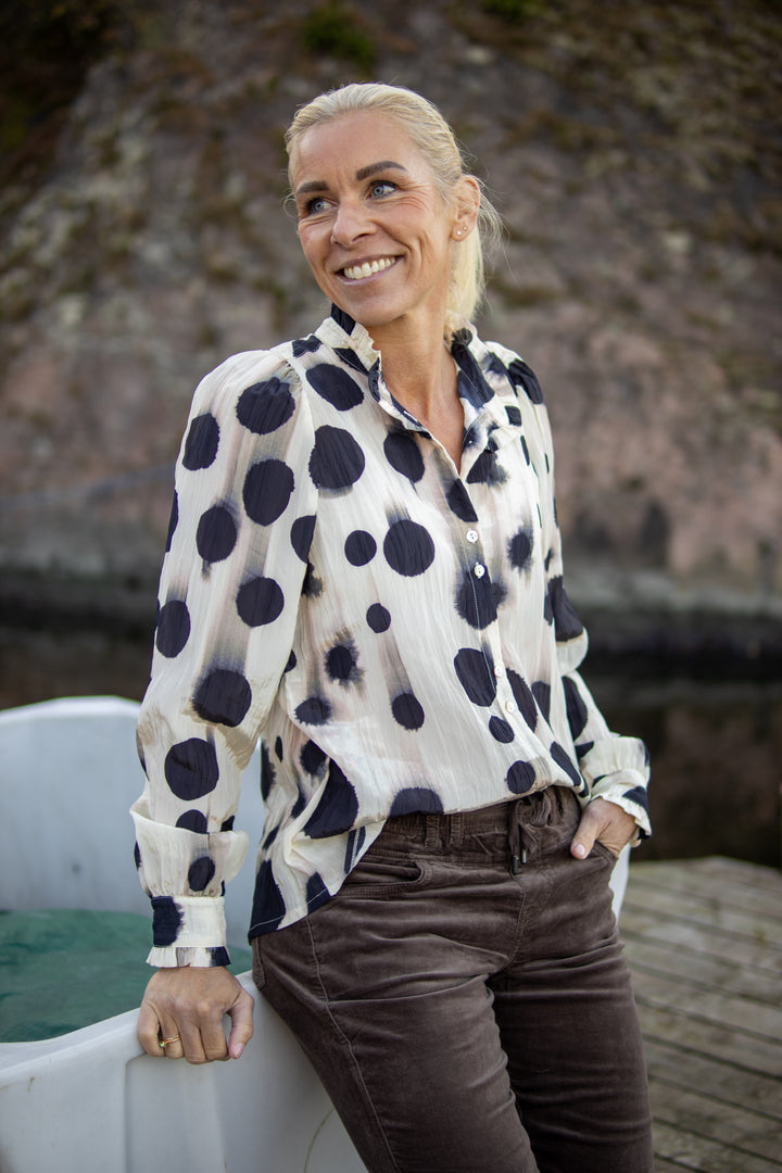 Non-iron blouse with polka dots - mønster - Bluser - Helt Dilla AS