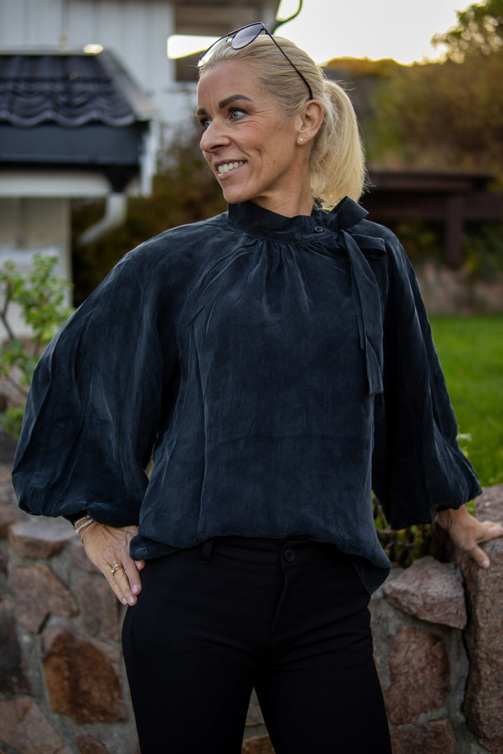 Wide bowie top - Black - Bluser - Helt Dilla AS