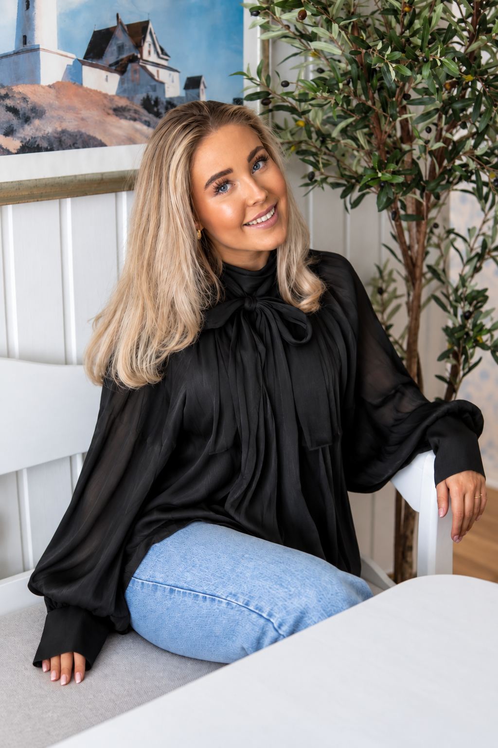 Satin Tie-Neck Blouse - Black - Bluser - Helt Dilla AS