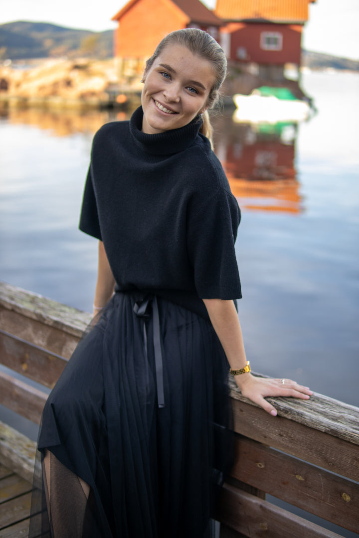 Emila 2/4 Wool Knit Pullover - Svart - Singlet, Topper & T-skjorter - Helt Dilla AS