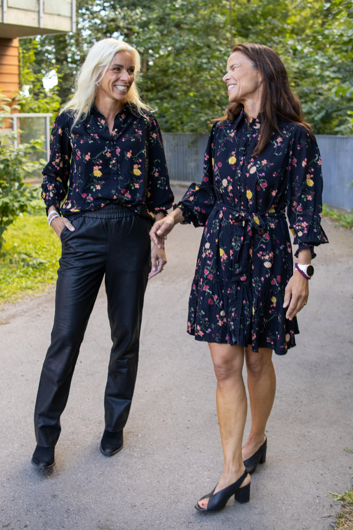 Tilera Shirt Dress - Black/Botari - Kjoler - Helt Dilla AS
