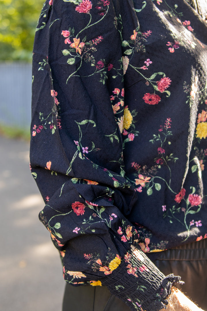 Tilera Shirt  - Black/Botari - Bluser - Helt Dilla AS