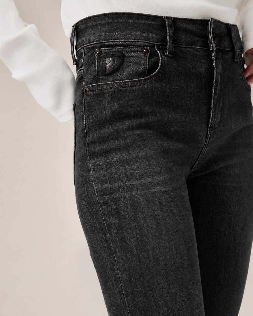 Raval 16 Black Aged Edge - Gisele Blackness - Jeans - Helt Dilla AS