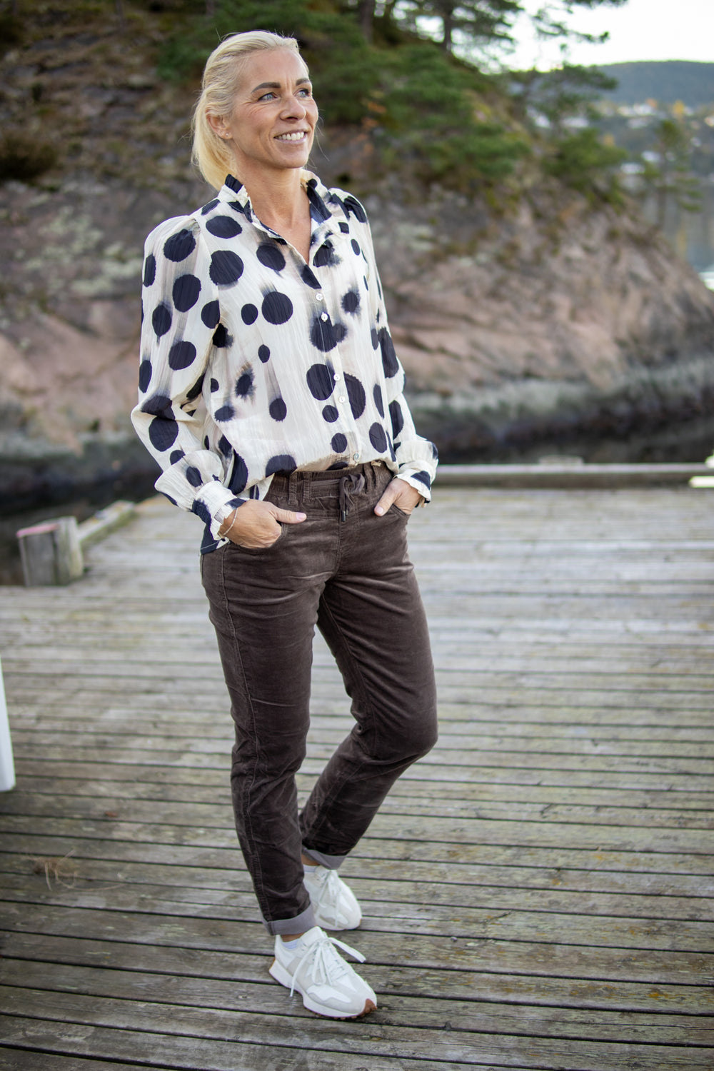 Non-iron blouse with polka dots - mønster - Bluser - Helt Dilla AS