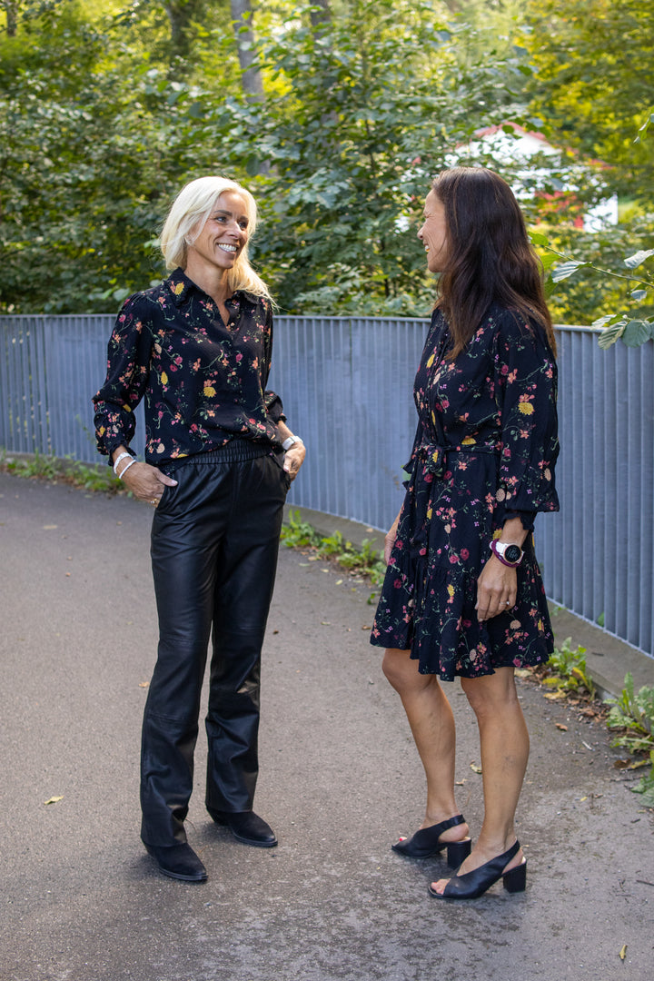 Tilera Shirt Dress - Black/Botari - Kjoler - Helt Dilla AS