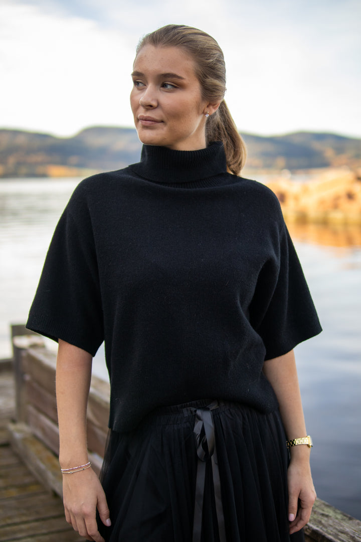 Emila 2/4 Wool Knit Pullover - Svart - Singlet, Topper & T-skjorter - Helt Dilla AS