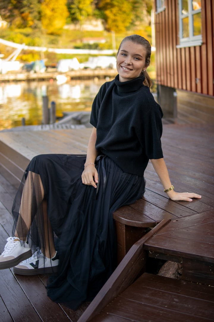 Emila 2/4 Wool Knit Pullover - Svart - Singlet, Topper & T-skjorter - Helt Dilla AS