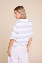 Yasmin Knitted T-shirt Stripe - Grå / krem - Singlet, Topper & T-skjorter - Helt Dilla AS