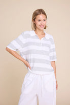 Yasmin Knitted T-shirt Stripe - Grå / krem - Singlet, Topper & T-skjorter - Helt Dilla AS