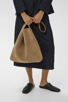 Avikal Suede Bag - Tobacco Brown - Tilbehør - Helt Dilla AS