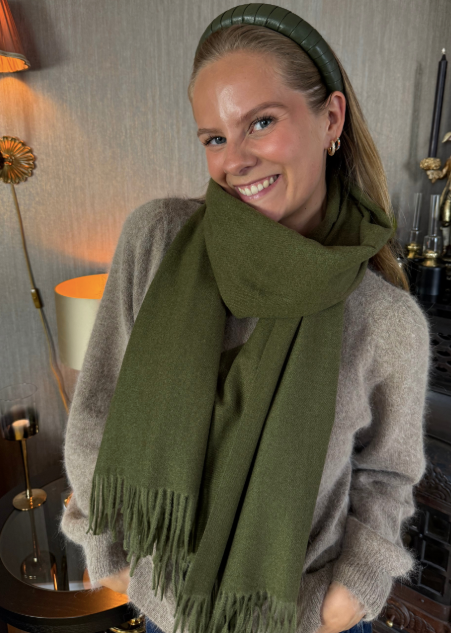 ull/cashmere skjerf med frynser - grønn - Tilbehør - Helt Dilla AS
