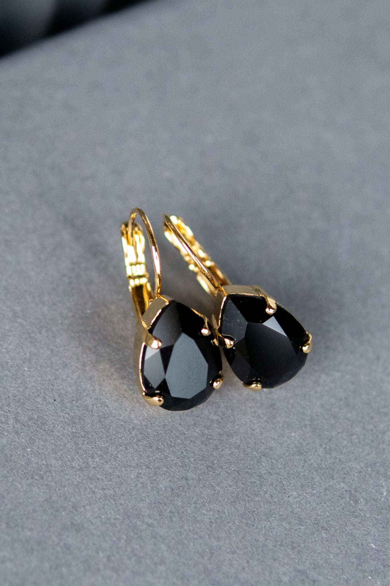 Mini Drop Clasp Earrings / jet - Tilbehør - Helt Dilla AS