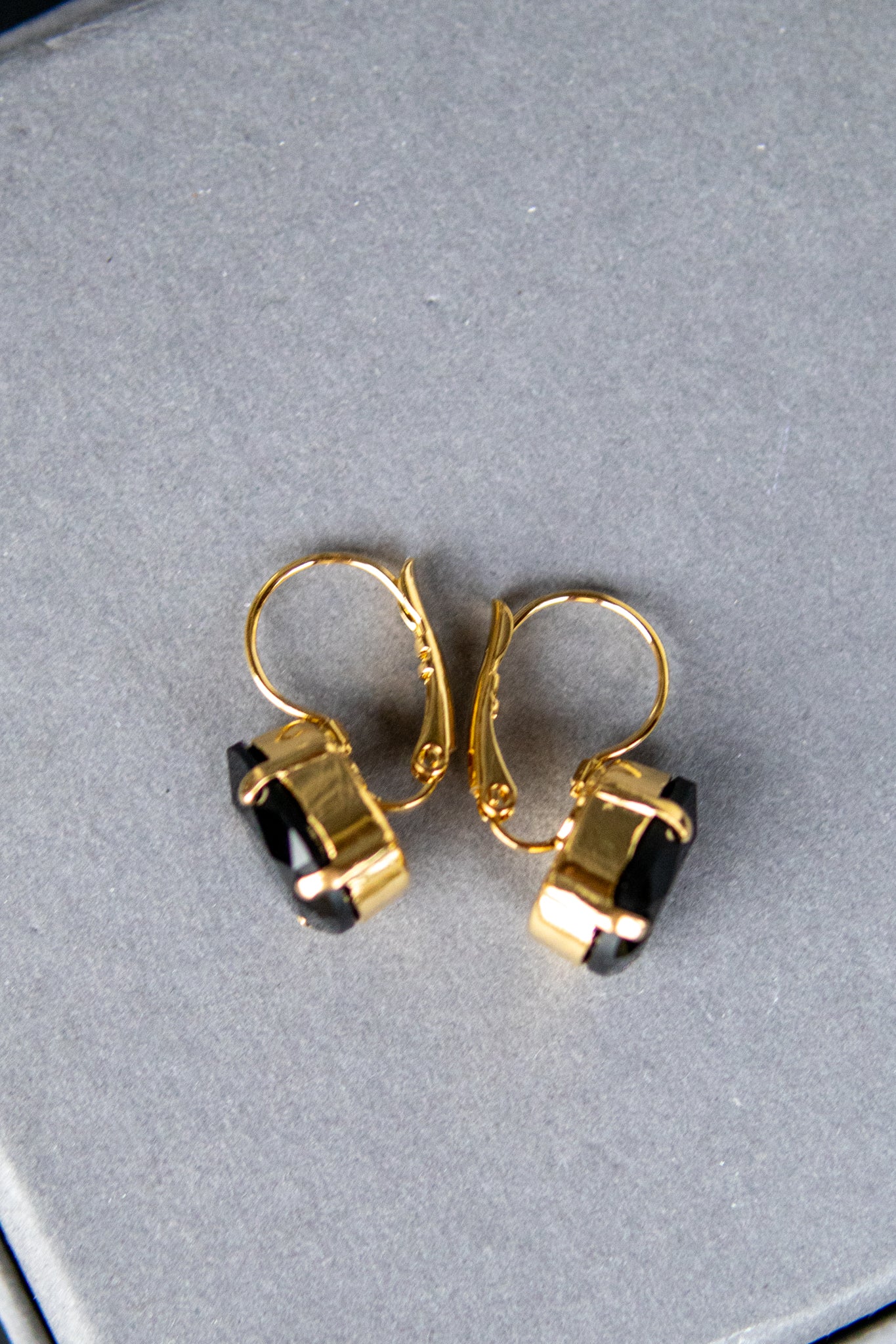 Mini Drop Clasp Earrings / jet - Tilbehør - Helt Dilla AS