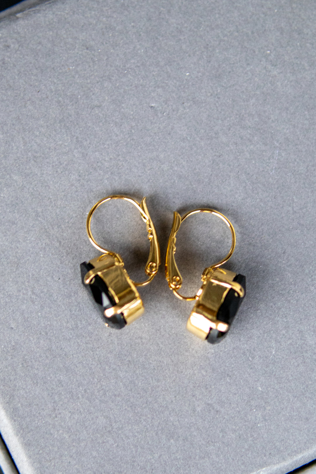 Mini Drop Clasp Earrings / jet