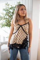 Dagny GO Jo Top - Latte Black Dots - Singlet - Helt Dilla AS