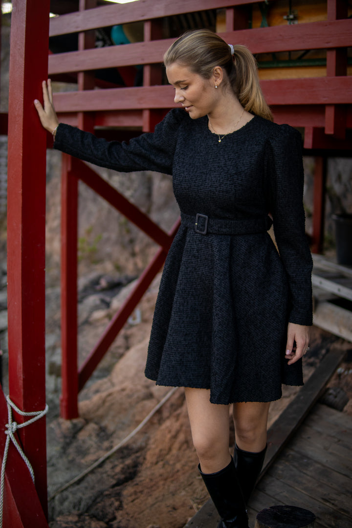 Bouclé Belt Dress - Svart - Kjoler - Helt Dilla AS