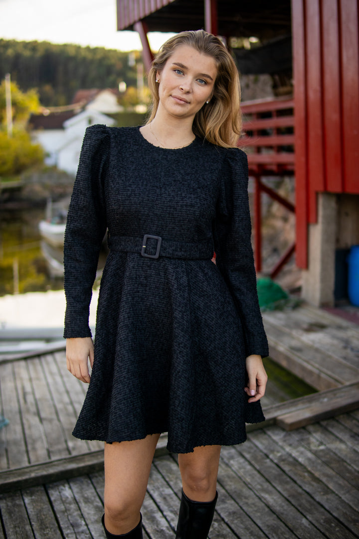 Bouclé Belt Dress - Svart - Kjoler - Helt Dilla AS
