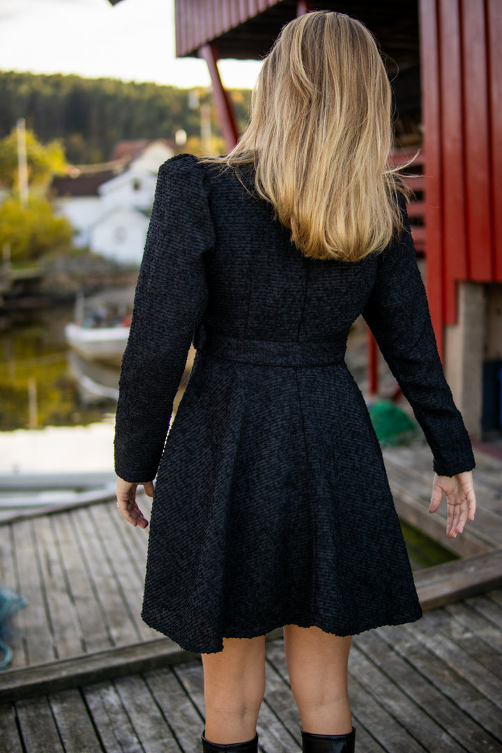 Bouclé Belt Dress - Svart - Kjoler - Helt Dilla AS
