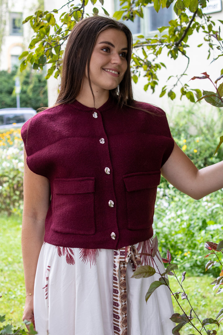 Kort Vest Med Knapper - Bordeaux - Vest - Helt Dilla AS