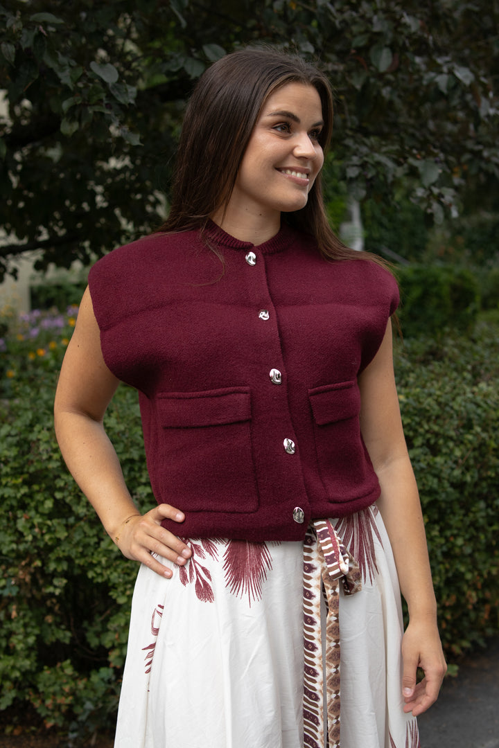 Kort Vest Med Knapper - Bordeaux - Vest - Helt Dilla AS