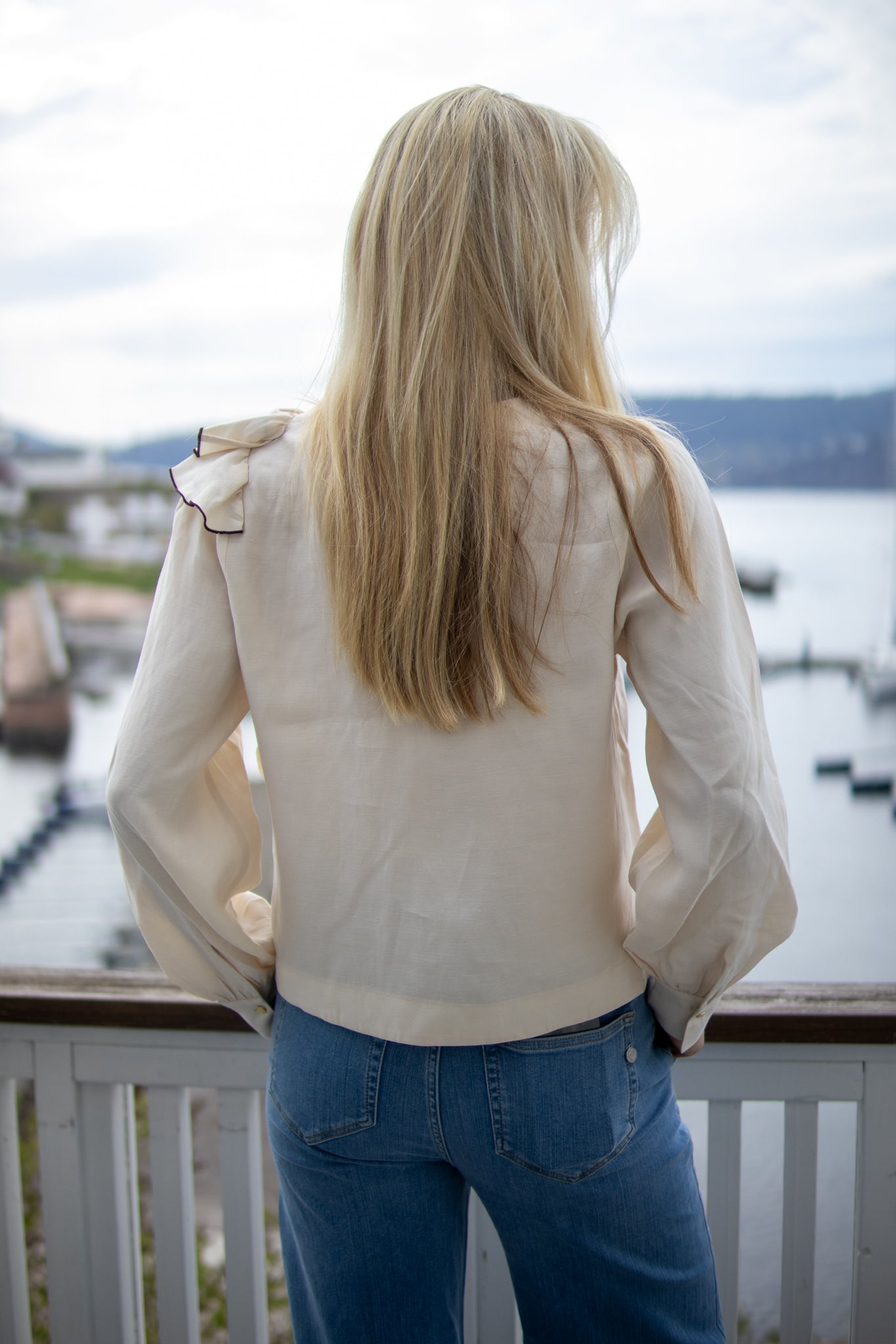 LINEN-BLEND TOP WITH RUFFLES - ivory voffee - Bluser - Helt Dilla AS
