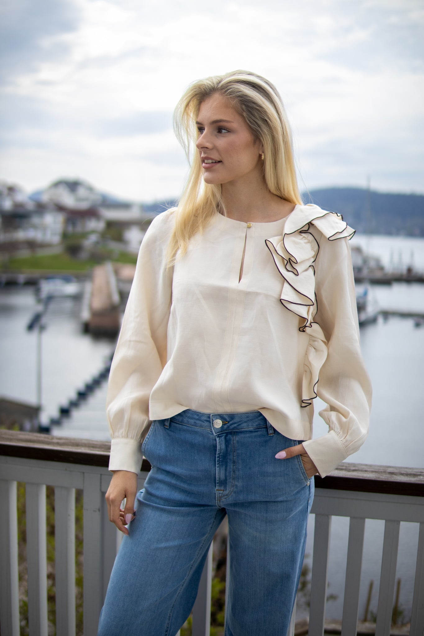 LINEN-BLEND TOP WITH RUFFLES - ivory voffee - Bluser - Helt Dilla AS