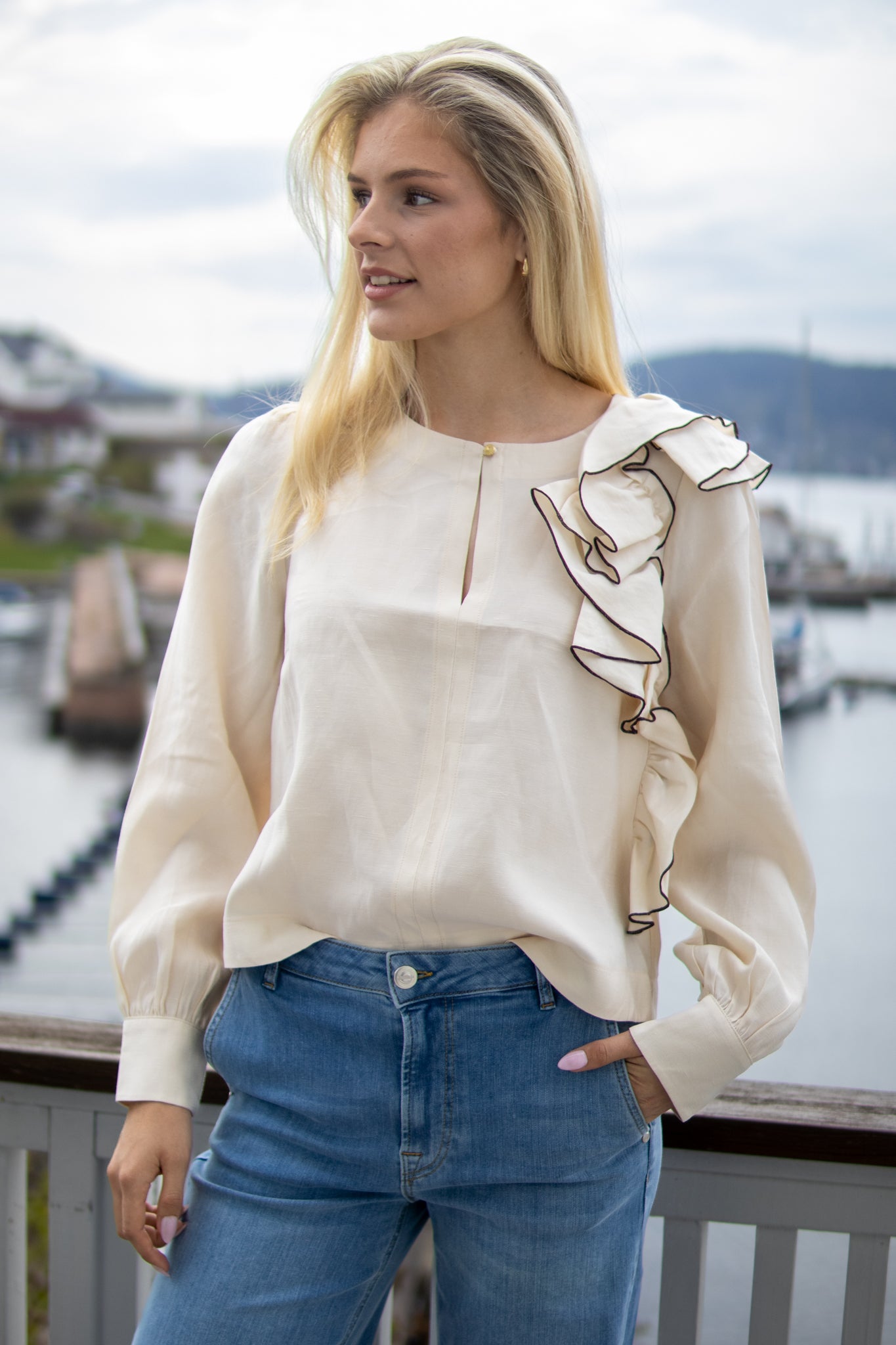 LINEN-BLEND TOP WITH RUFFLES - ivory voffee - Bluser - Helt Dilla AS