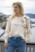 LINEN-BLEND TOP WITH RUFFLES - ivory voffee - Bluser - Helt Dilla AS