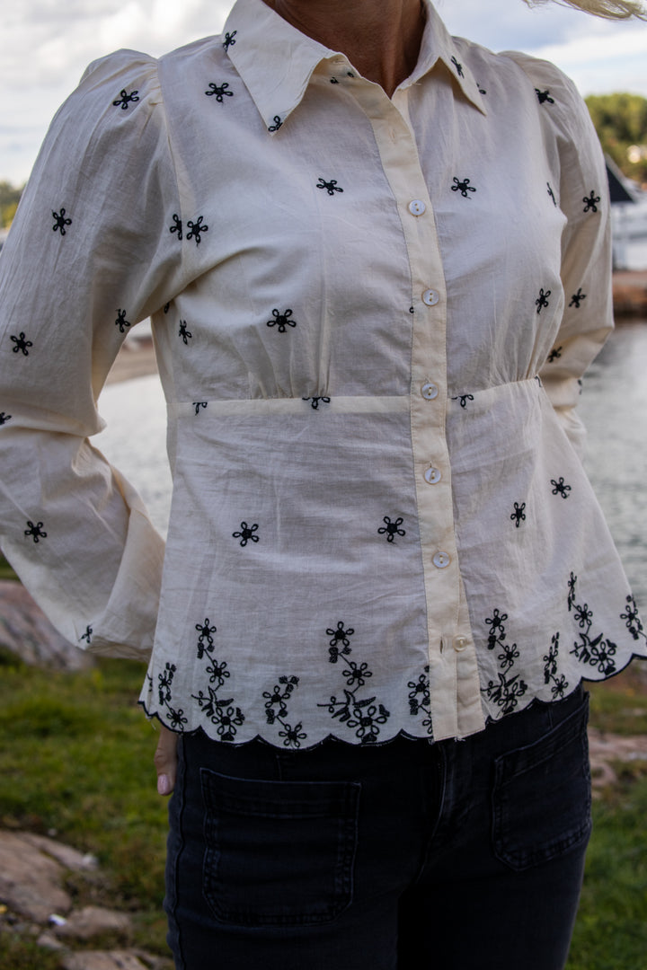 Live Blouse - Buttercream Embrodery - Bluser - Helt Dilla AS