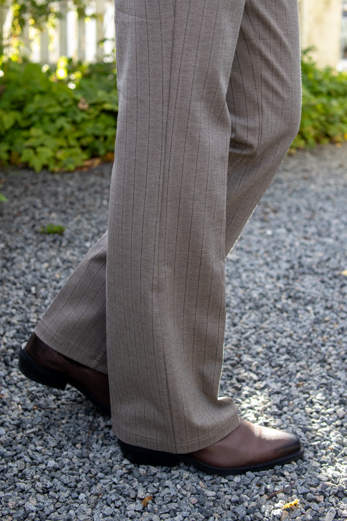 Red Button Bibette Punta bukser i varm taupe med diskret pinstriper og avslappet passform