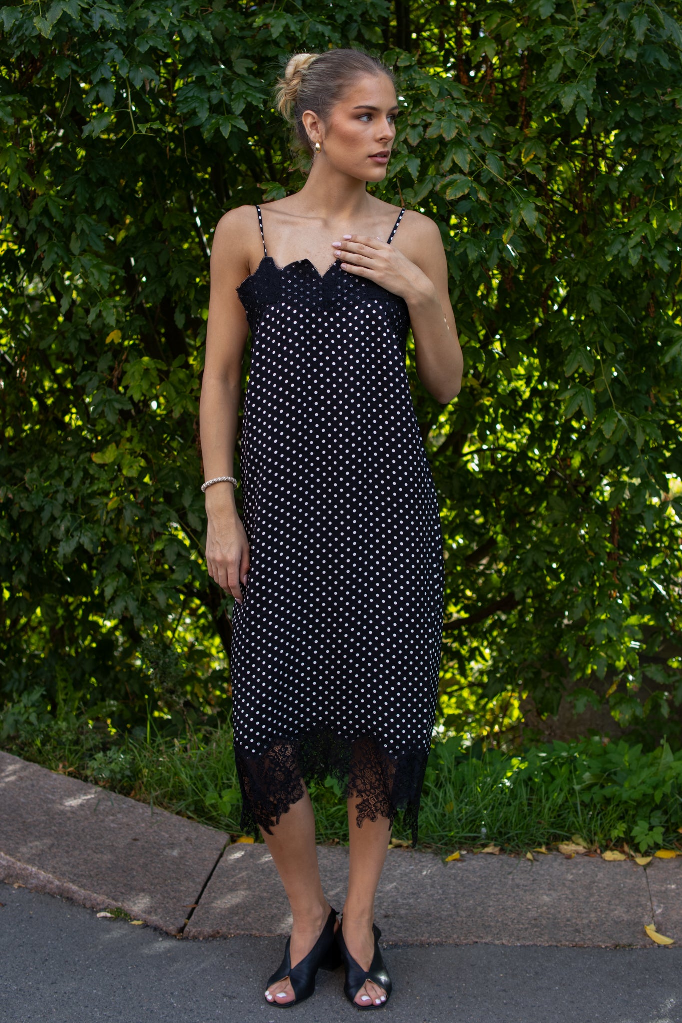 Lilly dots kjole - sort/hvit prikker - Kjoler - Helt Dilla AS