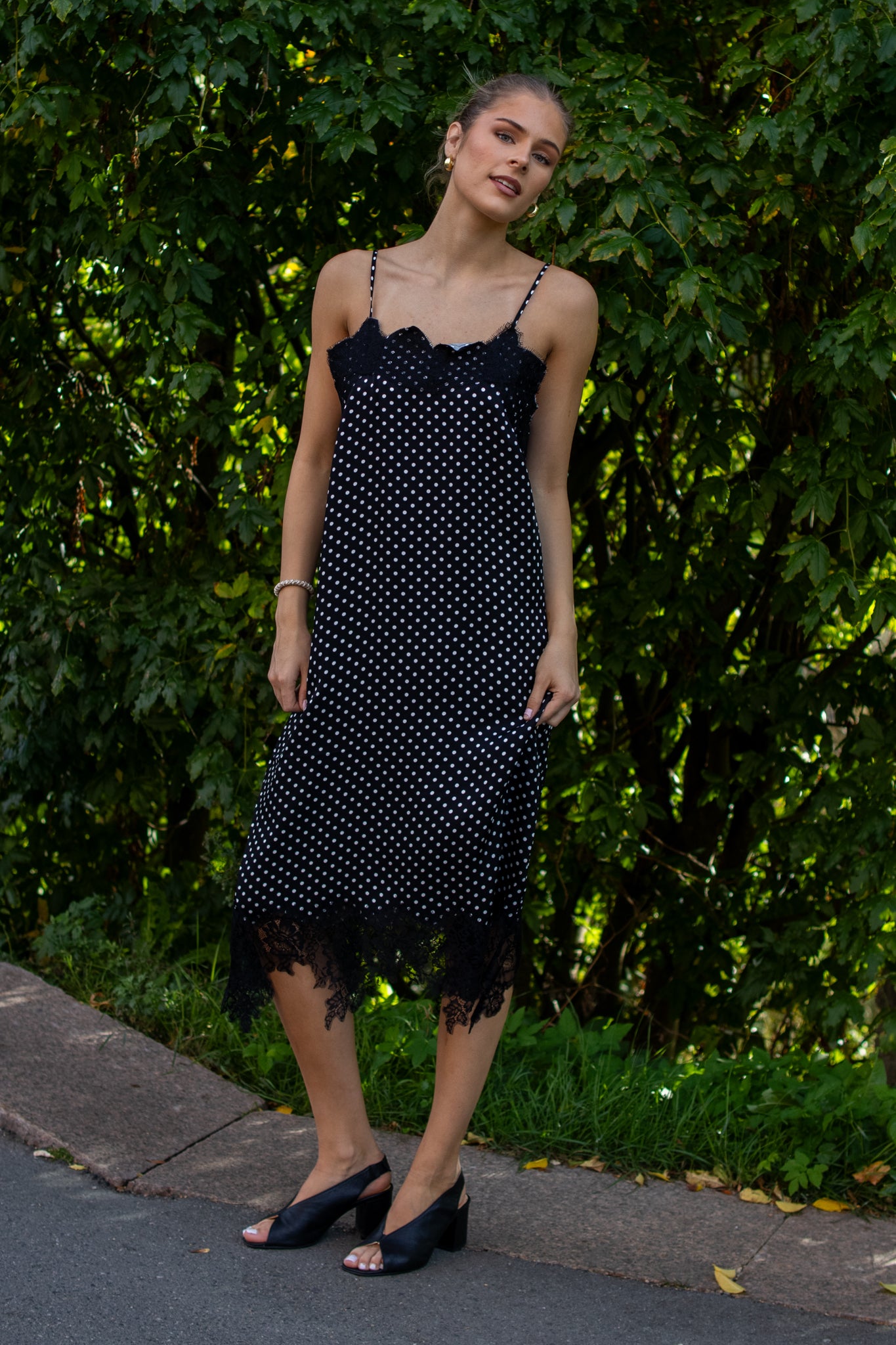 Lilly dots kjole - sort/hvit prikker - Kjoler - Helt Dilla AS