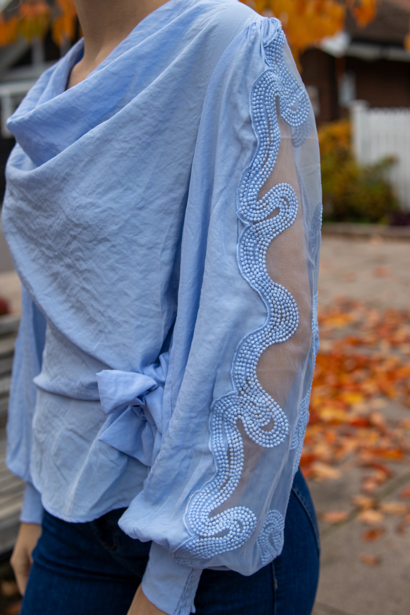 EmelieGO blå bluse fra Gossia, myk og komfortabel med elegant passform, vist på flat lay.