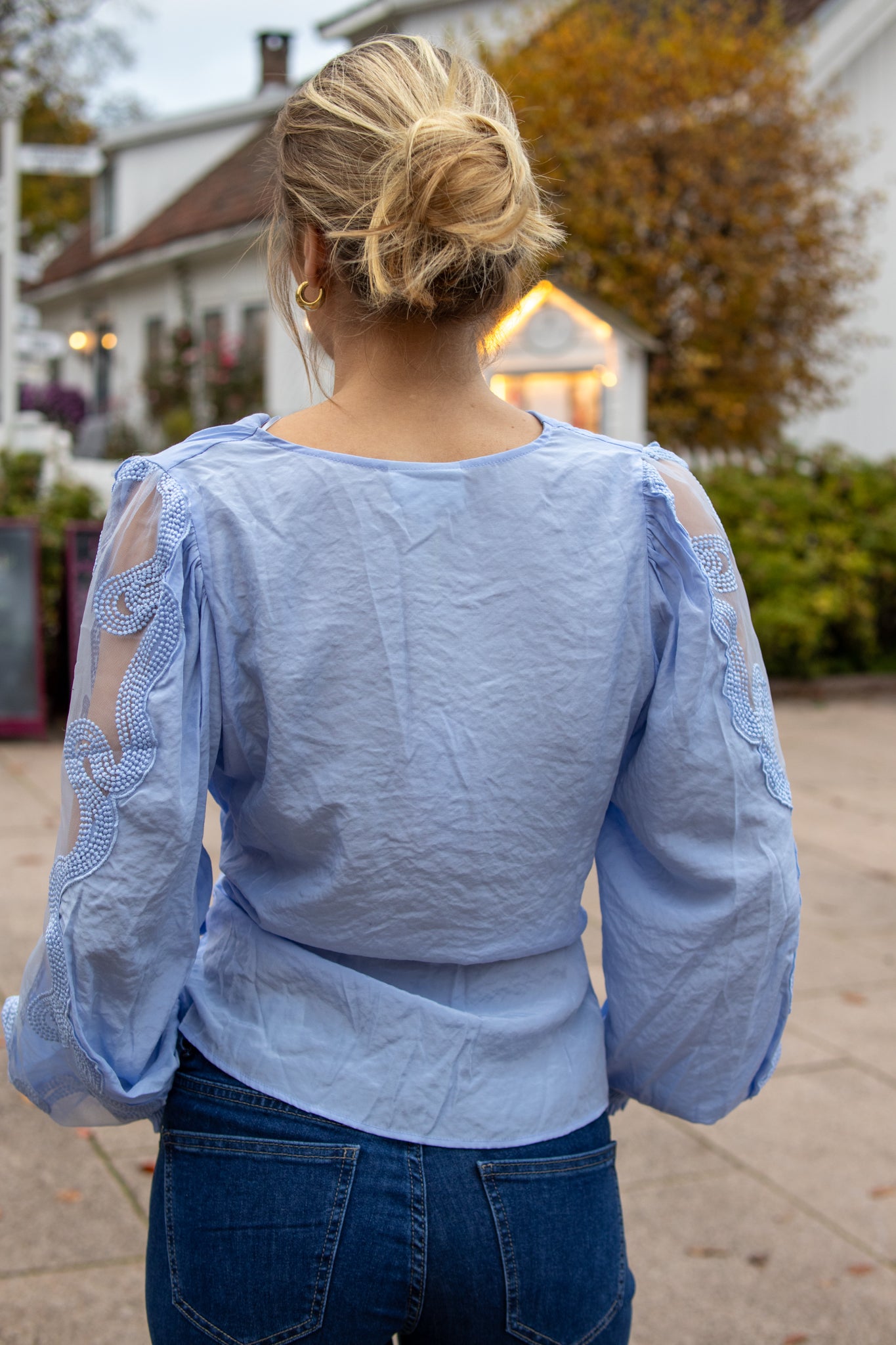 Gossia EmelieGO Bluse i myk blåfarge, vises som en elegant, langermet bluse med mykt stoff og klassisk passform.