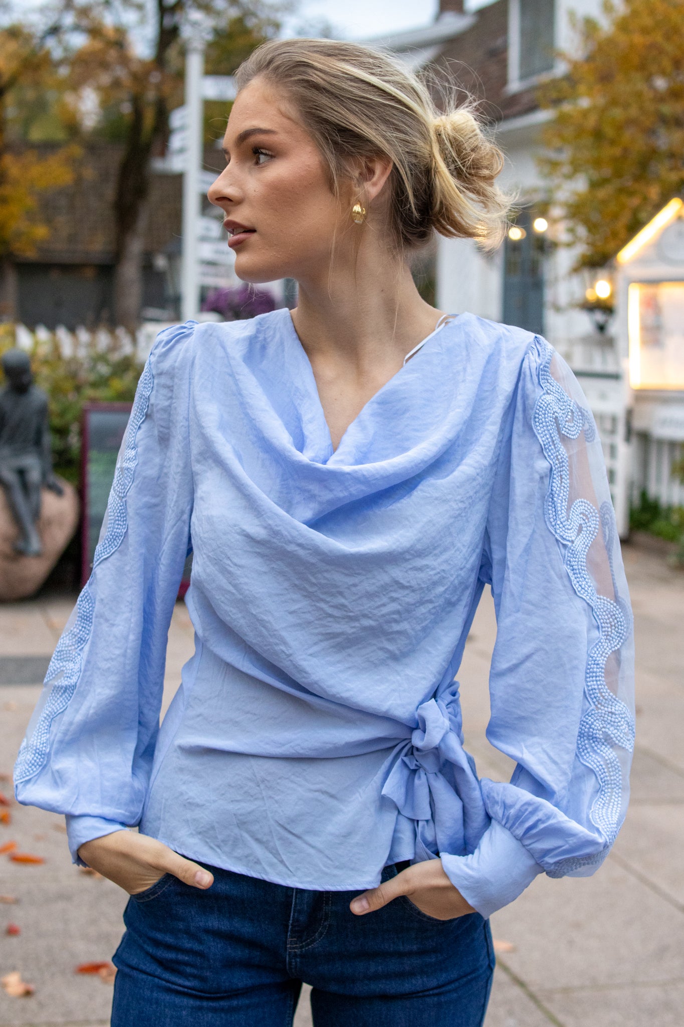 Gossia EmelieGO bluse i myk blåfarge, viser en elegant, langermet bluse med myke stoffdetaljer og god passform.