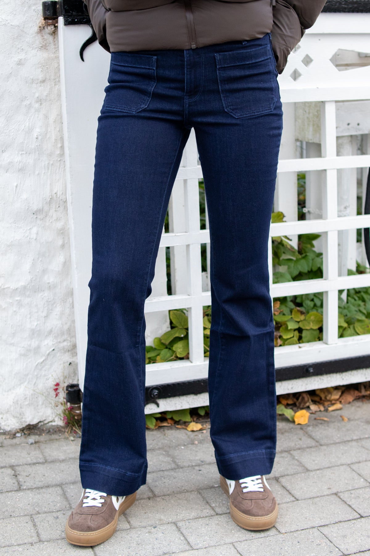 Wrangler Flare Soft Moonlight bukser med høyt liv og smale ben, laget av mykt stoff, vist på heltdilla-3011.jpg
