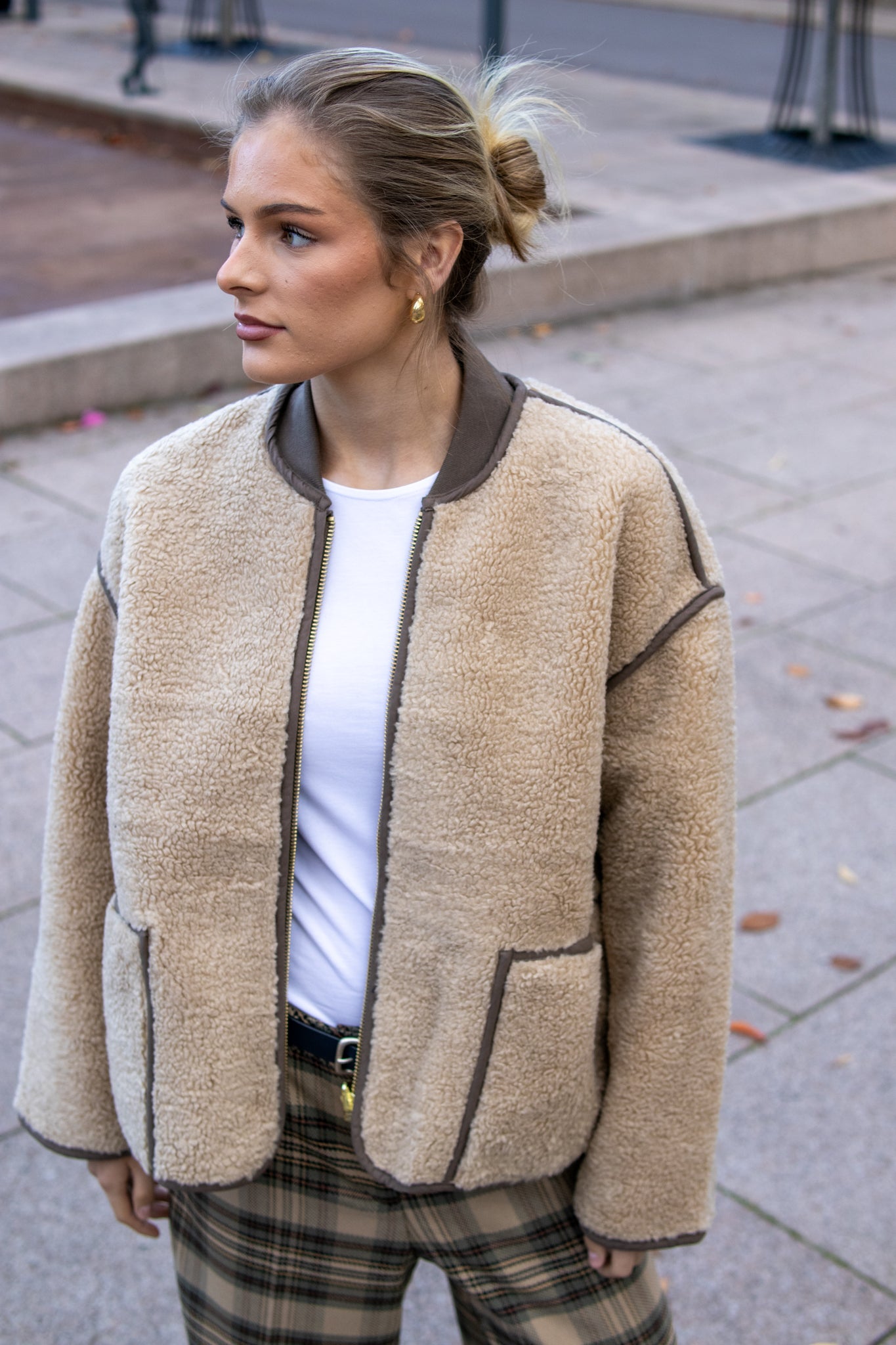 Summum Woman Bonded Teddy jakke i lys taupe, fullt synlig med myk pelsdetalj og varm yttertøystil.
