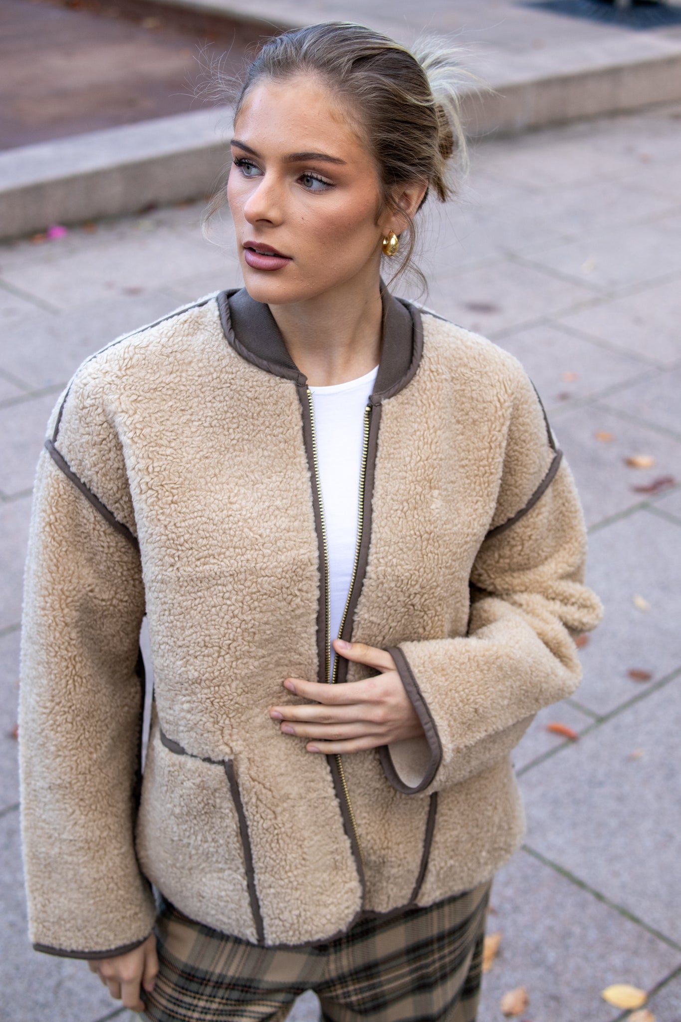 Summum Woman Bonded Teddy jakke i lys taupe, varm yttertøy med mykt fôr og komfortabel passform, vist i helbildet.