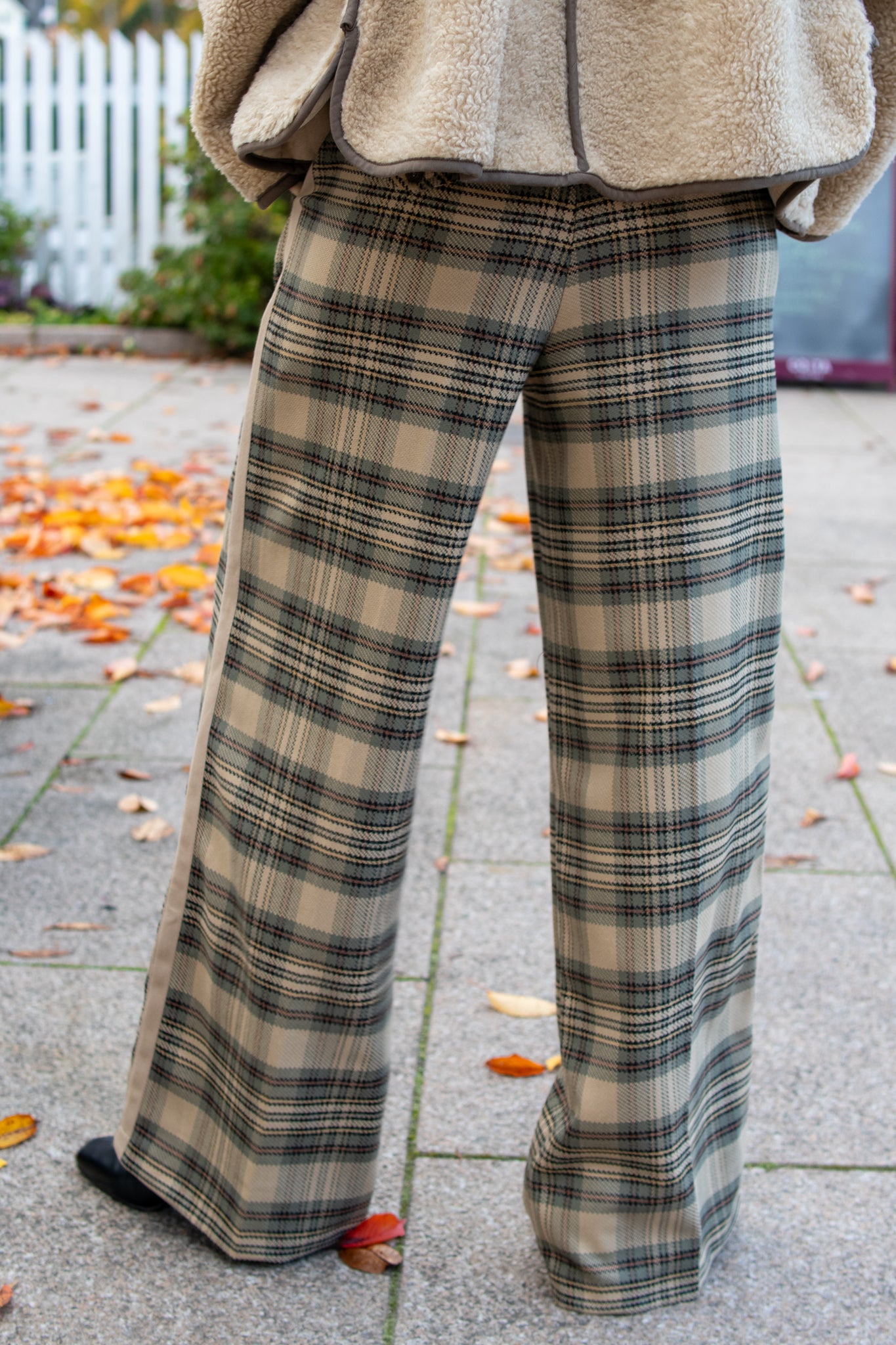 Multifargede bukser med brede rutemønster fra Summum Woman, avslappende og trendy casual bukser for kvinner.