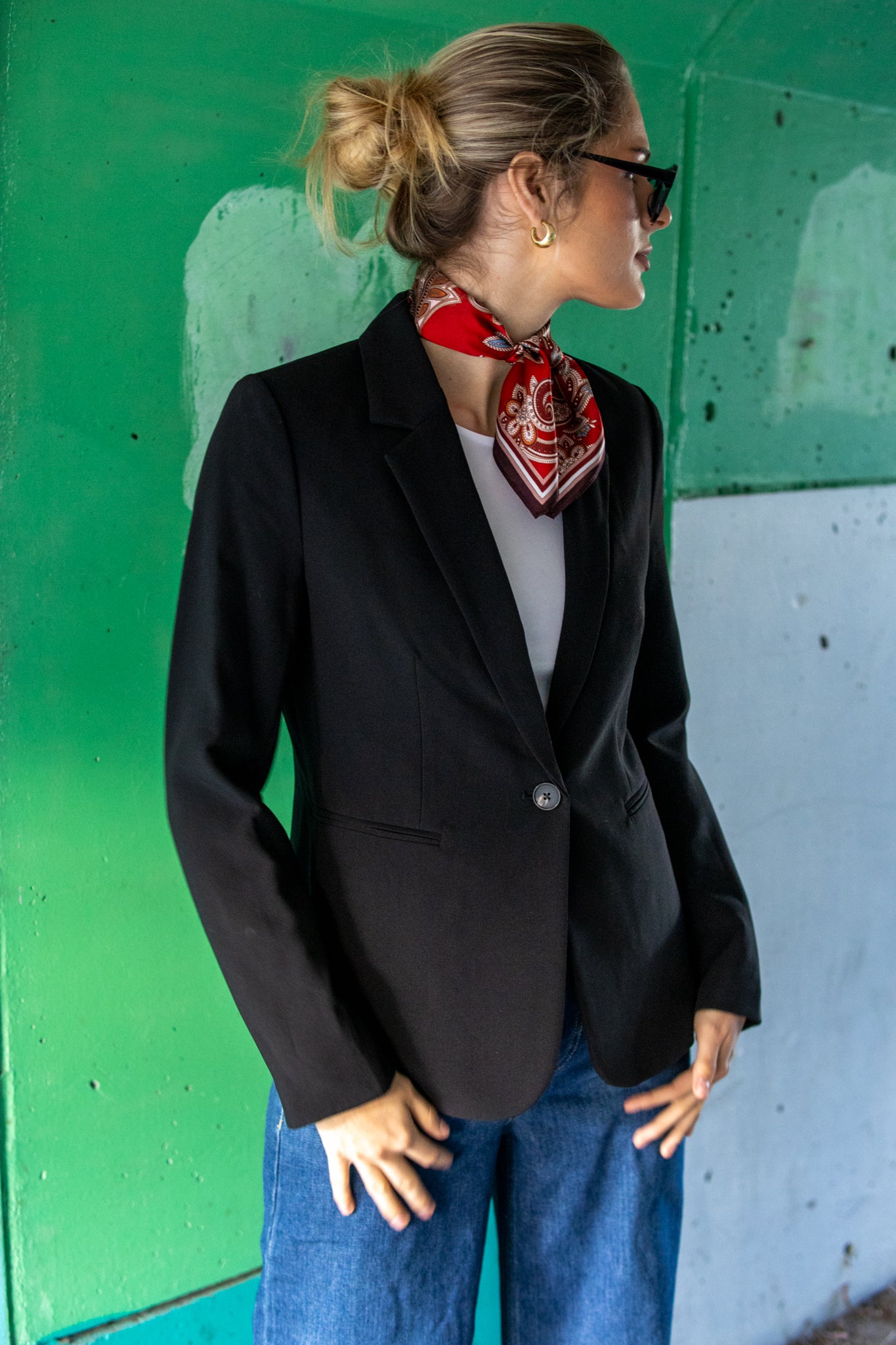 Sort partytøy blazer fra Part Two, svart blazer med klassisk passform og knappelukking, vist på modell.