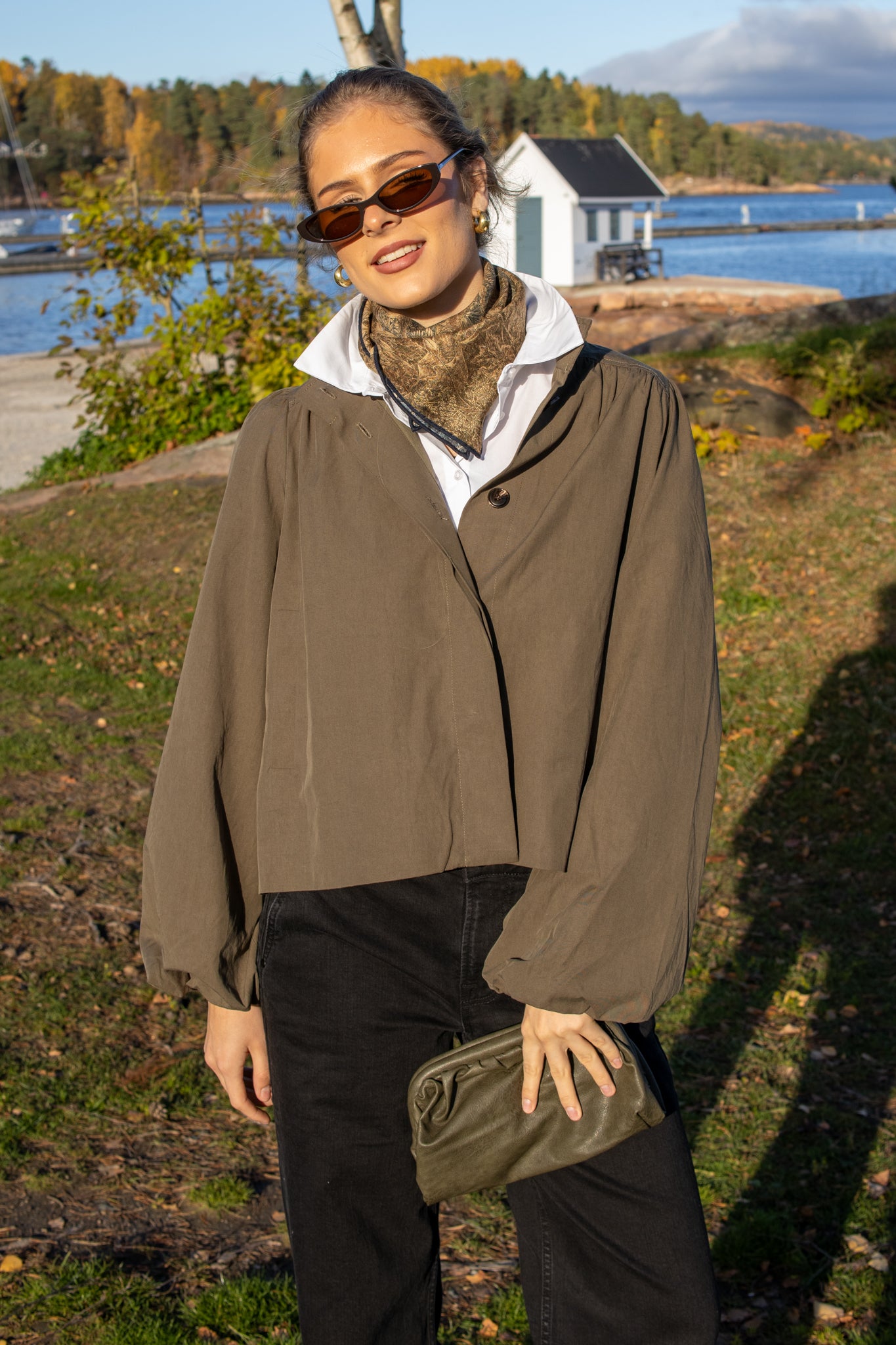Neo Noir Tirsa Twill Jakke i militærgrønt med knapper og lommer, vist på modell, perfekt for en stilfull og komfortabel look.