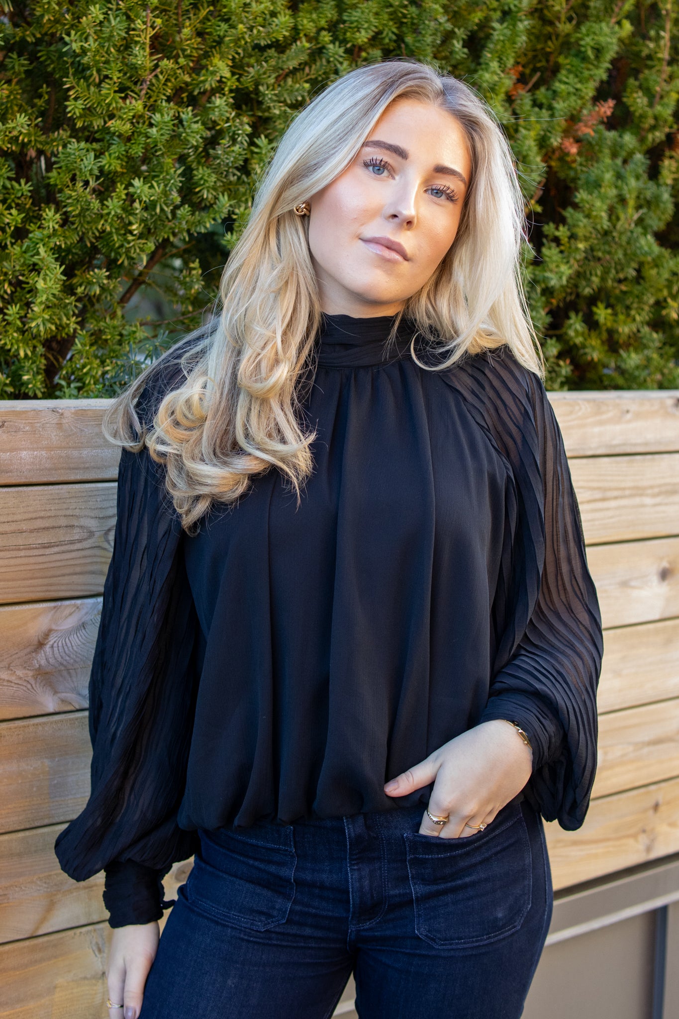 Sort YASOLA LS Top fra YAS i bomullsbluse med lang erme, perfekt for casual antrekk, vist på heltdilla-3065.jpg.