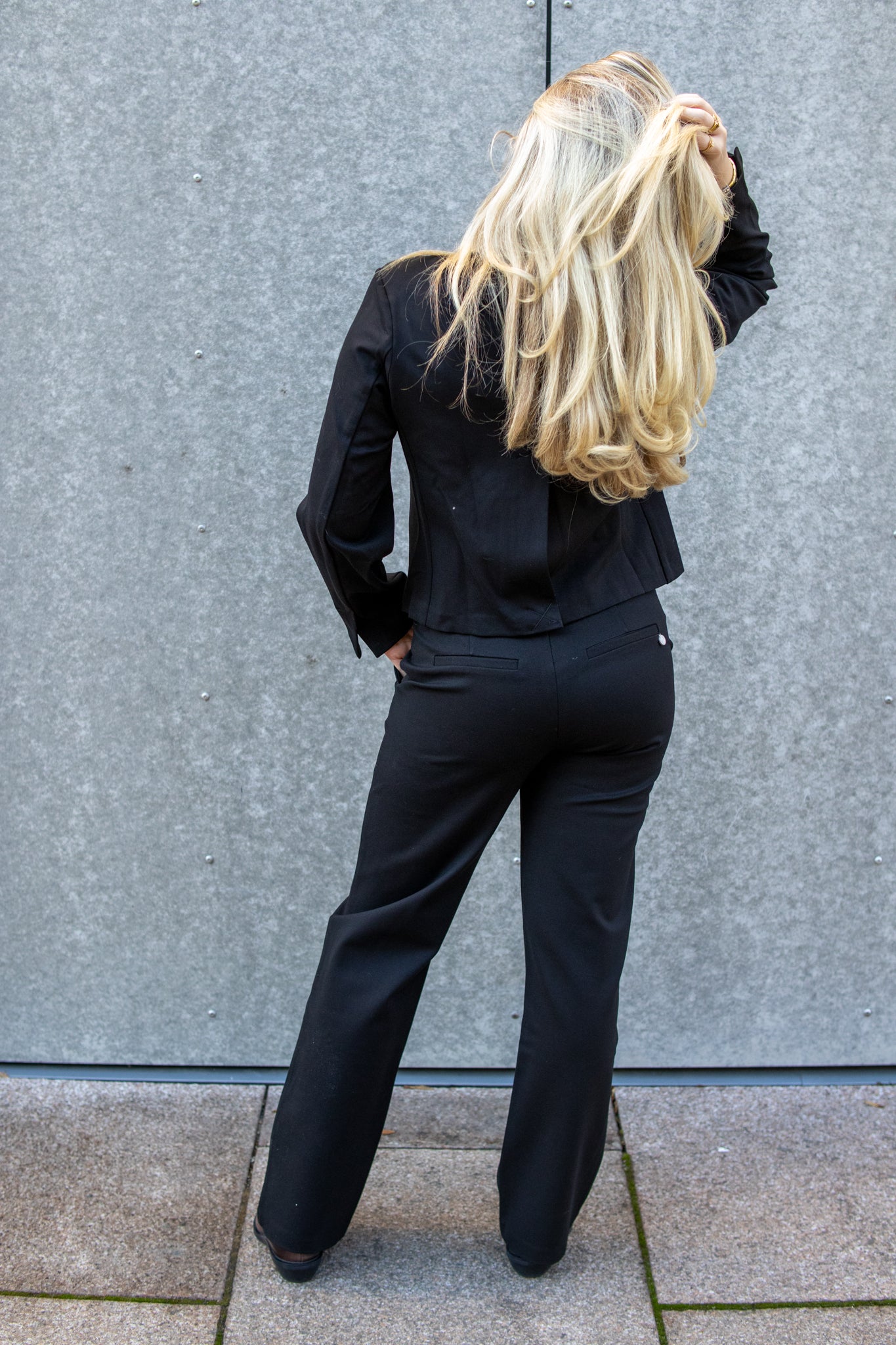 Pieszak Ella Wide Pant i svart, bukser med løs passform og komfortabel stil, vist på modell.