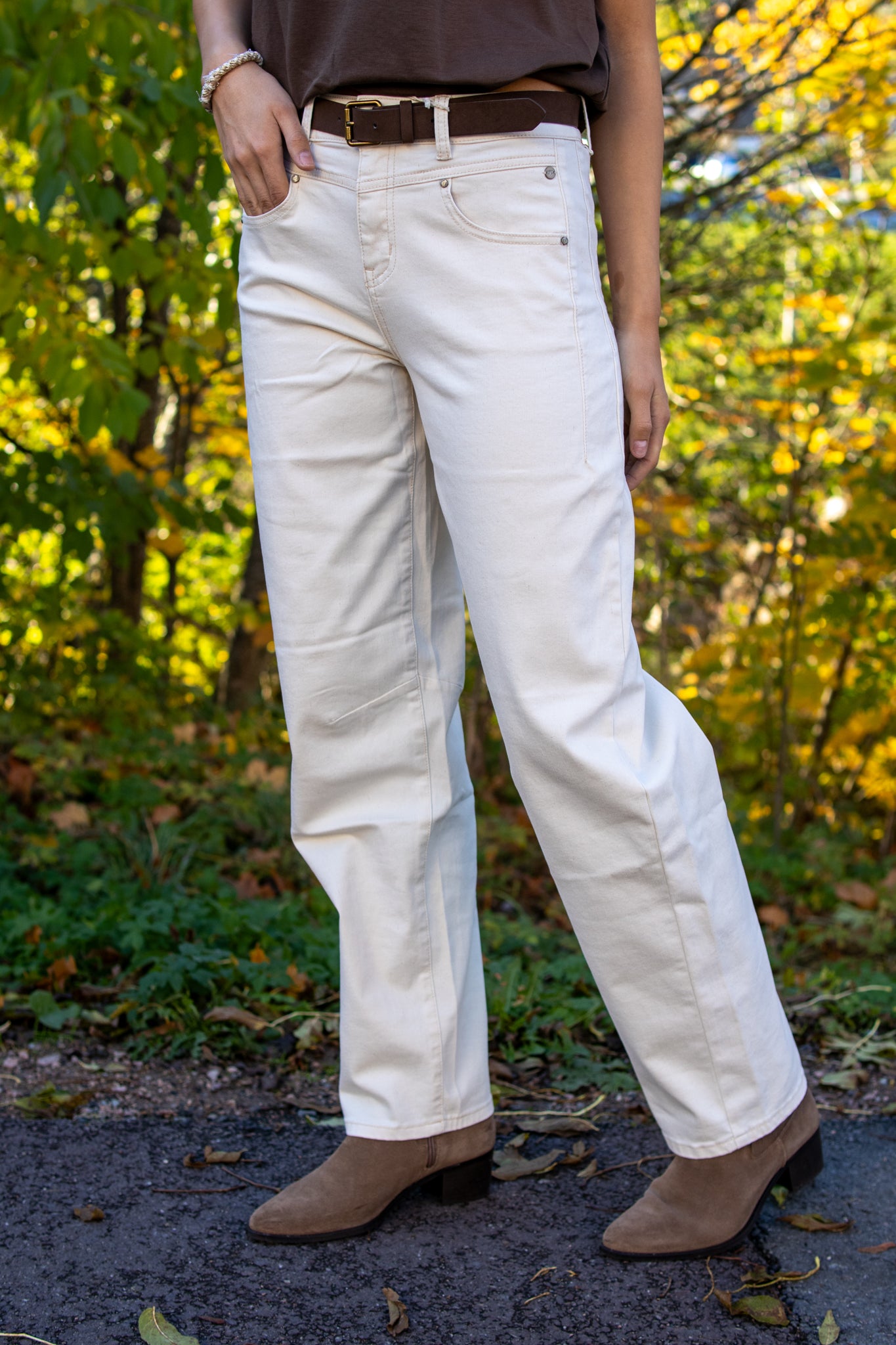 Ecru Korine & Belt Washed Twill L32 bukser fra Red Button, vises med belte og avslappet passform.