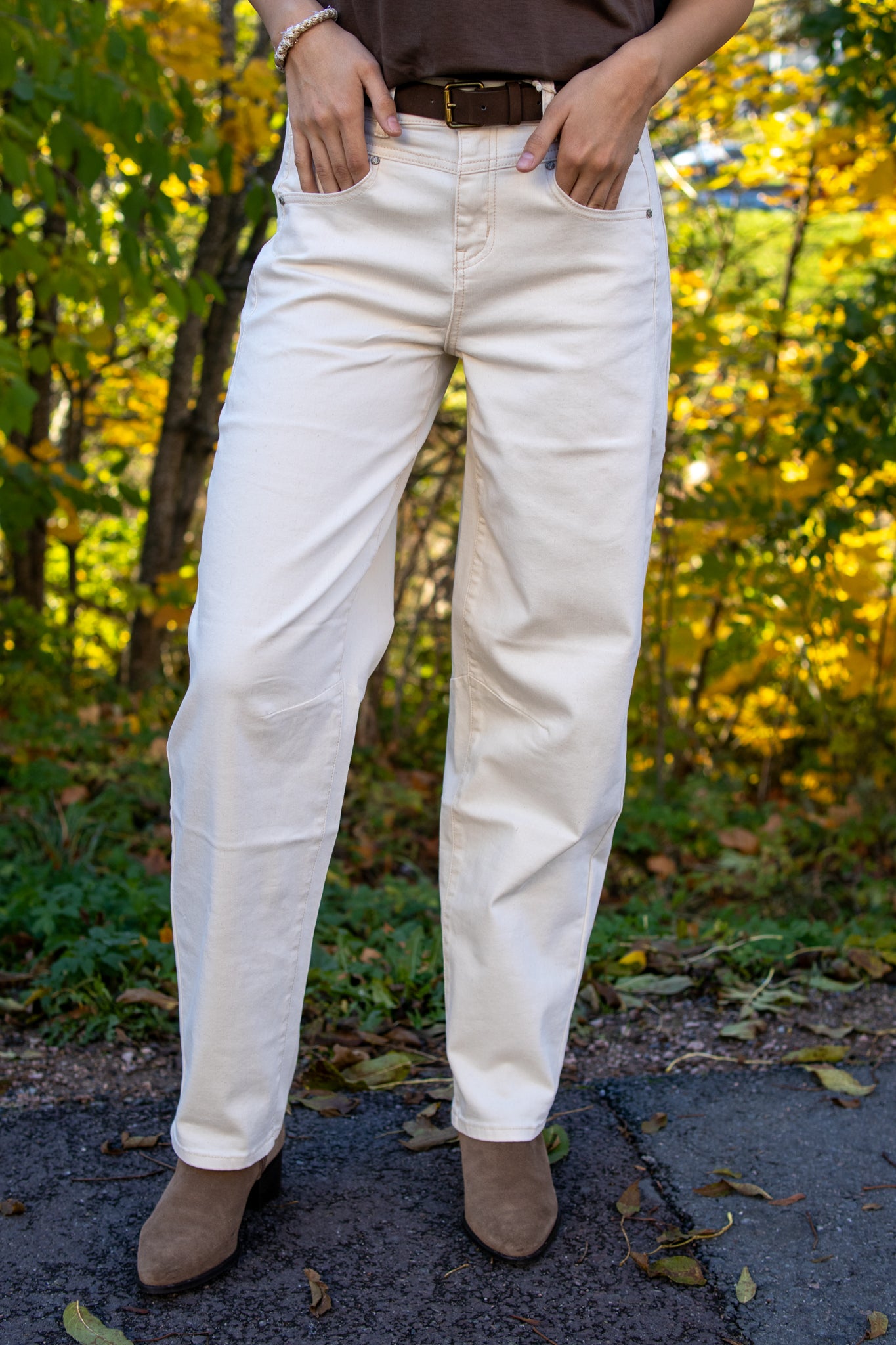 Ecru Korine & Belt Washed Twill L32 bukser fra Red Button, med avslappet passform og synlige belteløkker.