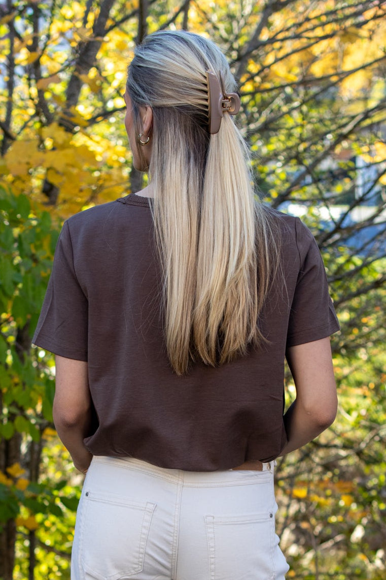 Gossia KarolineGO T-skjorte i sjokoladefarge, helskåret med mykt stoff og enkel design, vist på modell.