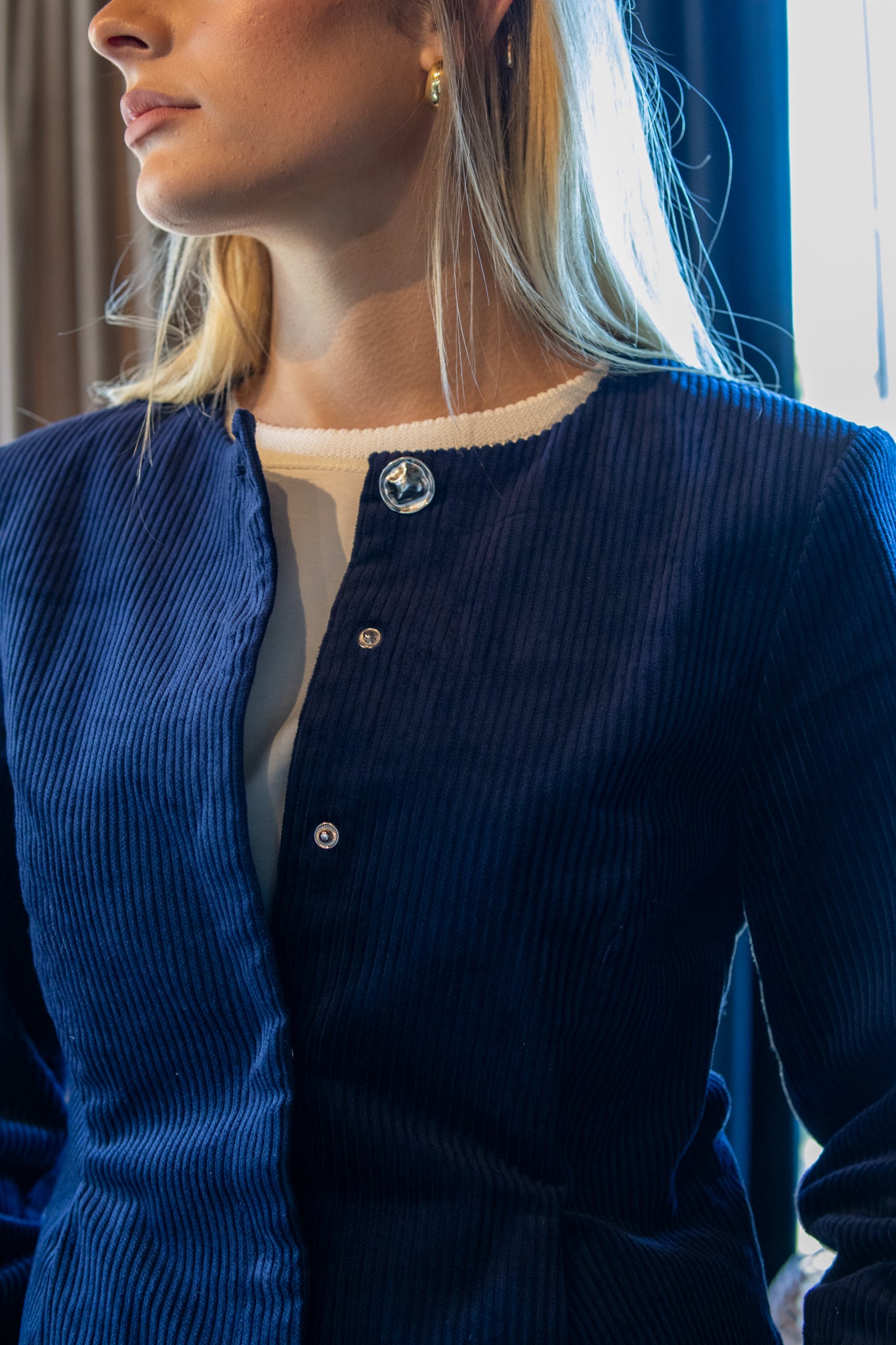 Pieszak Aika Peplum-jakke i midnight navy med eksklusivt cord, stilfull jakke med peplum-krage og moderne design.