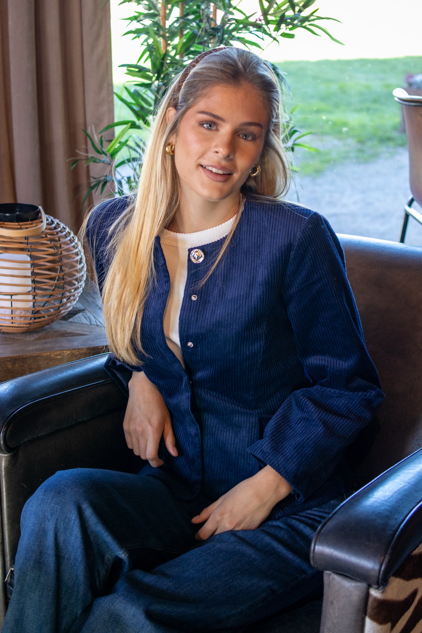 Pieszak Aika peplumjakke i marineblå med korddetaljer, elegant jakke med peplum-snitt og full framsidevisning.
