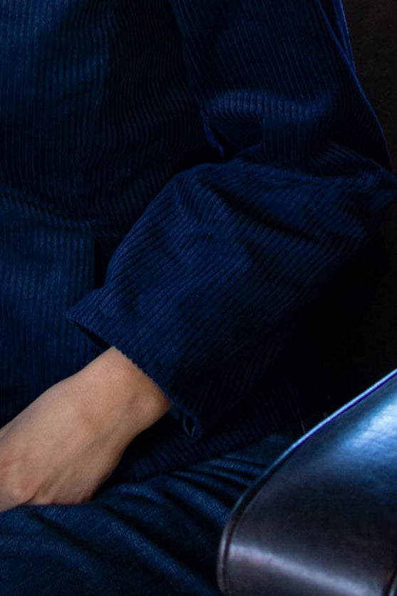 Midnatt navy Aika Peplum-jakke av Pieszak med eksklusivt cord-detalj, vises på bildet.
