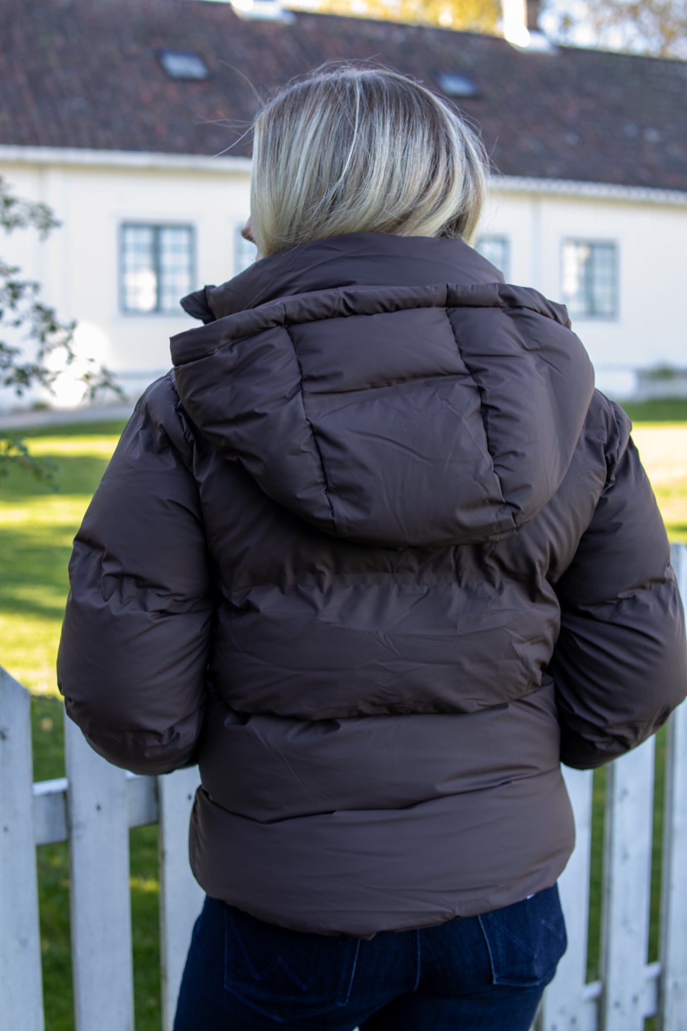 Nei Noir Fox C Puffer Jakke i mørk brun med varm, puffet design og glidelås foran, vist på modell.